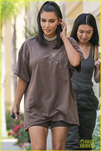kim-kardashian-rocks-travis-scott-tee-05.jpg
