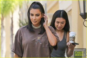 kim-kardashian-rocks-travis-scott-tee-06.jpg