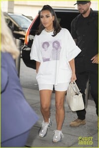 kim-kardashian-wears-michael-jackson-prince-shirt-jfk-airport-01.jpg