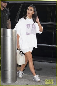 kim-kardashian-wears-michael-jackson-prince-shirt-jfk-airport-03.jpg