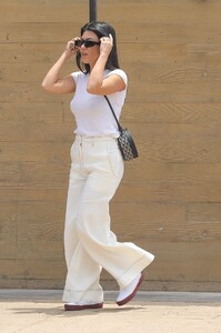 kourtney-kardashian-in-comfy-outfit-at-nobu-in-malibu-06-11-2019-3.jpg