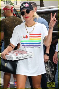 lady-gaga-celebrates-pride-at-her-parents-restaurant-01.jpg