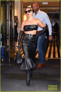 lady-gaga-fierce-in-leather-look-01.jpg