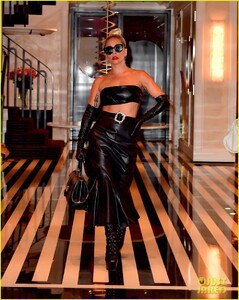 lady-gaga-fierce-in-leather-look-03.jpg