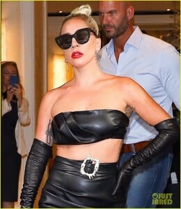 lady-gaga-fierce-in-leather-look-06.jpg