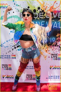 lady-gaga-gives-touching-speech-at-pride-event-03.jpg