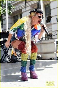lady-gaga-gives-touching-speech-at-pride-event-05.jpg