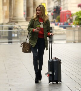 laura-whitmore-bbc-broadcasting-house-in-london-06-16-2019-0.jpg