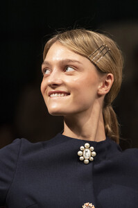 lela-rose-clp-rf19-0497.thumb.jpg.6a98ad66b7909ed1c97e3d903f0e0a9b.jpg