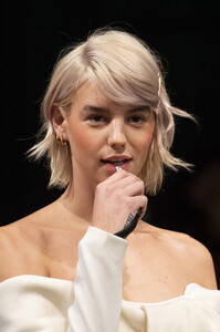 lela-rose-clp-rf19-0521.thumb.jpg.8c76300a19b932b3042213f2d140c15d.jpg