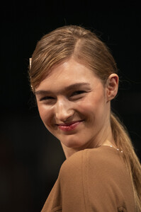 lela-rose-clp-rf19-0604.thumb.jpg.0a8d9d1b4e3ba41d1f49fa19e3533a76.jpg