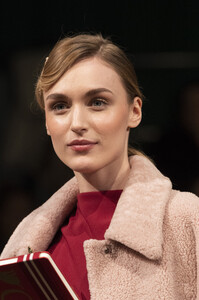 lela-rose-clp-rf19-0731.thumb.jpg.a1bd7456c7e2f147537b752d89bb8a63.jpg