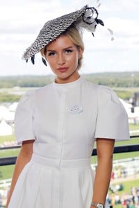 lottie-moss-longines-host-vips-at-royal-ascot-london-06-21-2019-9.jpg