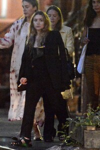 mary-kate-olsen-and-ashley-olsen-out-in-nyc-06-06-2019-2.jpg