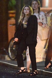 mary-kate-olsen-and-ashley-olsen-out-in-nyc-06-06-2019-4.jpg