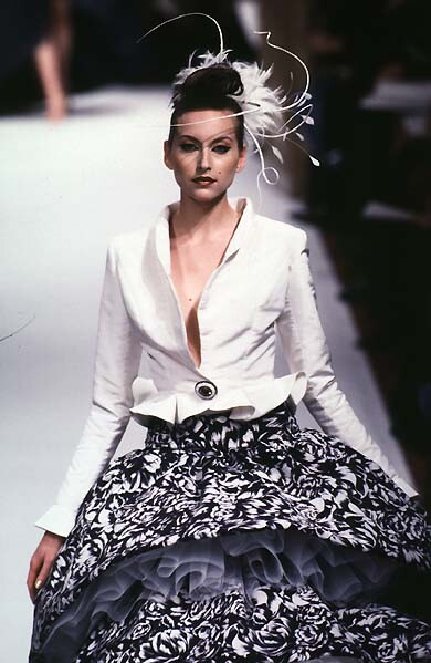 Pin by Ally Ƹ̵̡Ӝ̵̨̄Ʒ on Iconic  90s runway fashion, Runway fashion  couture, Runway outfits