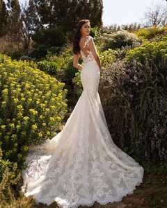 pronovias_61088676_409928599857043_8762668814142222841_n.jpg