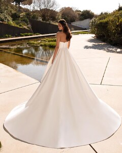 pronovias_61910846_2343120199264739_5803815205563619189_n.jpg