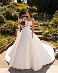 pronovias_64736097_376582079730109_8975482509070138337_n.jpg