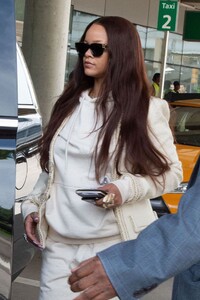 rihanna-arrives-at-jfk-airport-in-nyc-06-08-2019-5.jpg