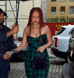 rihanna-arriving-to-appear-on-late-night-with-seth-meyers-in-new-york-06-19-2019-0.jpg