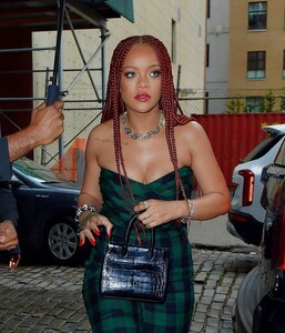 rihanna-arriving-to-appear-on-late-night-with-seth-meyers-in-new-york-06-19-2019-1.jpg