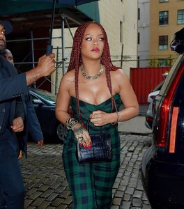rihanna-arriving-to-appear-on-late-night-with-seth-meyers-in-new-york-06-19-2019-2.jpg