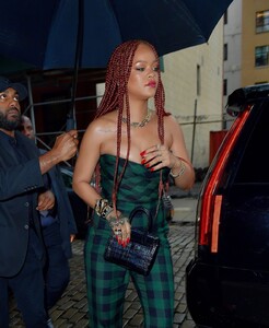 rihanna-arriving-to-appear-on-late-night-with-seth-meyers-in-new-york-06-19-2019-5.jpg