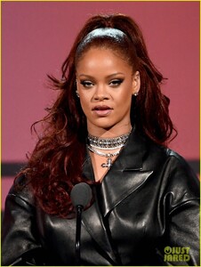 rihanna-dons-leather-outfit-for-bet-awards-13.jpg