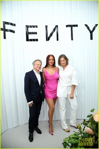 rihanna-pretty-in-pink-fenty-pop-up-event-in-nyc-09.jpg