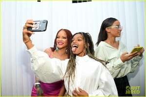 rihanna-pretty-in-pink-fenty-pop-up-event-in-nyc-13.jpg