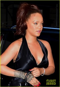 rihanna-slips-into-black-dress-for-party-in-nyc-04.jpg
