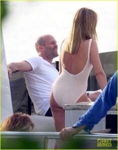 rosie-huntington-whiteley-jason-statham-pda-in-italy-01.thumb.jpg.a4816de1194088d2a945594a85700623.jpg