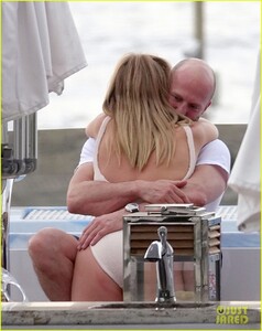 rosie-huntington-whiteley-jason-statham-pda-in-italy-04.thumb.jpg.0db9f940764d09fb16540bde6501aae3.jpg