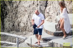 rosie-huntington-whiteley-jason-statham-pda-in-italy-14.thumb.jpg.ea1a74ee5f50e754d0913de3169f70a6.jpg