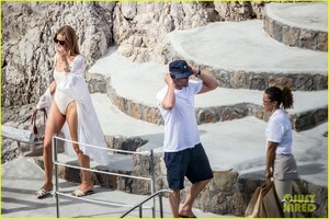 rosie-huntington-whiteley-jason-statham-pda-in-italy-15.thumb.jpg.8d78091d5bd80e34faf4e03bc2bb8201.jpg