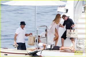 rosie-huntington-whiteley-jason-statham-pda-in-italy-17.thumb.jpg.851995406755ed765988212aa4e00139.jpg