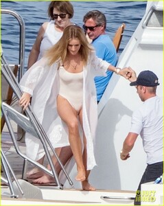 rosie-huntington-whiteley-jason-statham-pda-in-italy-21.thumb.jpg.9b11613080d1517d901937346eb3452e.jpg