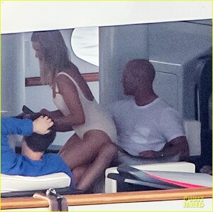 rosie-huntington-whiteley-jason-statham-pda-in-italy-23.thumb.jpg.3c9bbaf62706b1d435f4118003f8b9ac.jpg