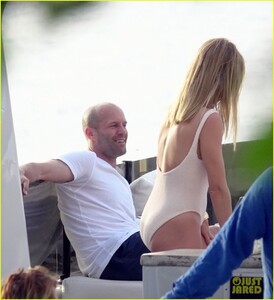 rosie-huntington-whiteley-jason-statham-pda-in-italy-25.thumb.jpg.fc56dc1cc8a6b1de9b3a55420e4eb786.jpg