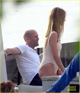 rosie-huntington-whiteley-jason-statham-pda-in-italy-26.thumb.jpg.dec530b25aa1a43a331009c57346eb8f.jpg