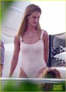 rosie-huntington-whiteley-jason-statham-pda-in-italy-28.thumb.jpg.a288fb3c1debed2c0e5cde28afc9c877.jpg