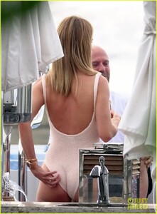 rosie-huntington-whiteley-jason-statham-pda-in-italy-35.thumb.jpg.d1d8432d7a3a882af0886479ec15bba2.jpg