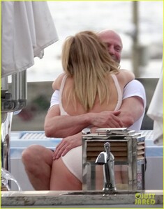 rosie-huntington-whiteley-jason-statham-pda-in-italy-36.thumb.jpg.dc3393cac4ee7b29c8122a5e0c64411a.jpg