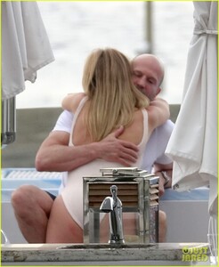 rosie-huntington-whiteley-jason-statham-pda-in-italy-38.thumb.jpg.ee5b8a86ff4255f9b6d645126ab2a603.jpg