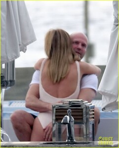 rosie-huntington-whiteley-jason-statham-pda-in-italy-39.thumb.jpg.cc709a9c4a5dfd120e373a9c024a86b0.jpg