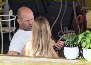 rosie-huntington-whiteley-jason-statham-pda-in-italy-42.thumb.jpg.decc8a00f6a3bb607b0e76f911cedcb4.jpg