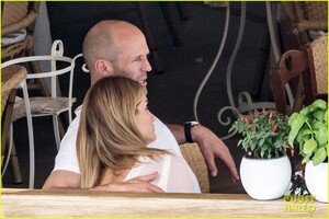 rosie-huntington-whiteley-jason-statham-pda-in-italy-43.thumb.jpg.58cef2ecab916891b7c1d48302ea852d.jpg