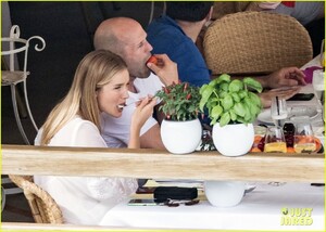 rosie-huntington-whiteley-jason-statham-pda-in-italy-44.thumb.jpg.e46f1debbb174319dda8fb33e4eda84b.jpg