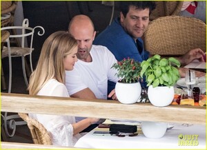 rosie-huntington-whiteley-jason-statham-pda-in-italy-45.thumb.jpg.03cf7d11e972dd656c3a5c3e371553b7.jpg